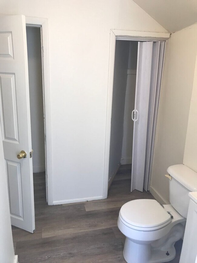 Building Photo - 4 Bedroom Single Family Home in Fairhaven