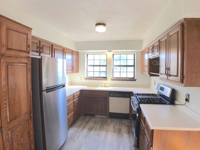 Building Photo - Spacious 2BR/2BA located on Golf Course in Rio Communities. Hardwood floors in living space. 2 Ca...