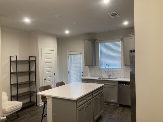 Building Photo - FULLY FURNISHED Home in Hermatige