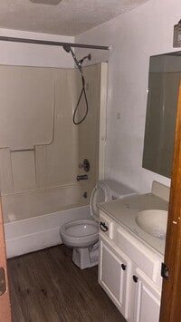 Building Photo - 3 Bed  1 Bath  Great Location, Great Backyard