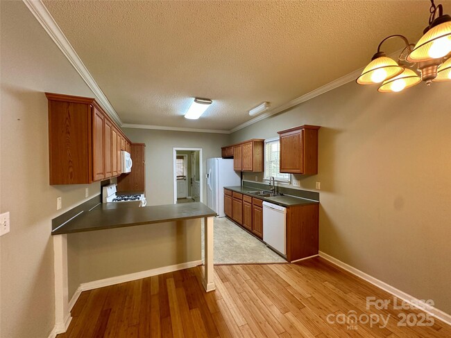 Building Photo - 3331 Robinwood Rd