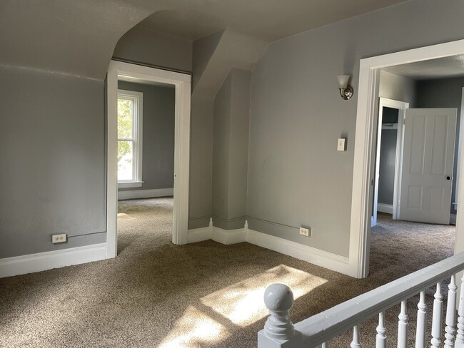 Building Photo - 1303 W Franklin (key 44)