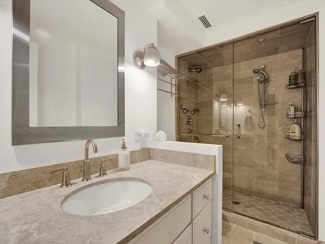 Building Photo - 2100 N Lincoln Park W