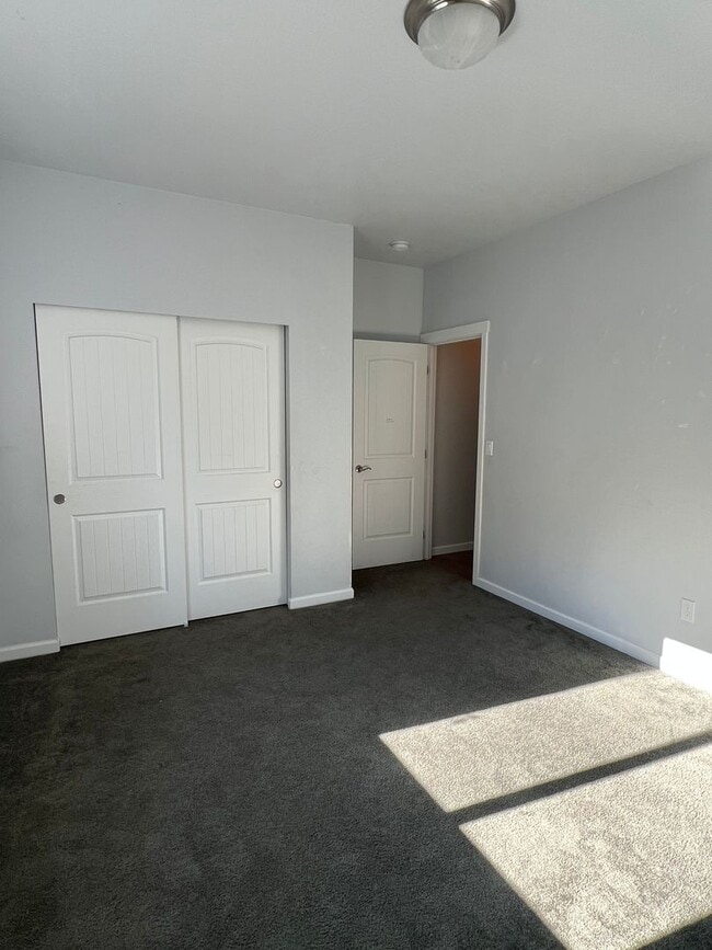 Building Photo - Beautiful Hilltop Country Home with Stunning Views