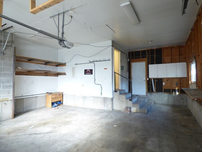 Building Photo - 5 Bd 3 Ba Home in Sandy