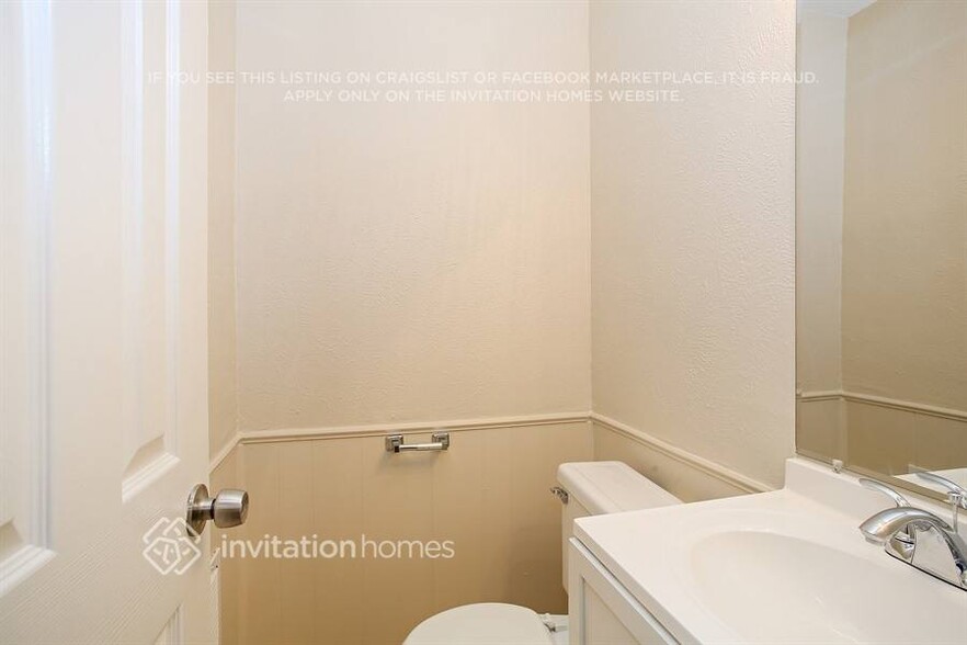 Building Photo - 807 Ross Ln