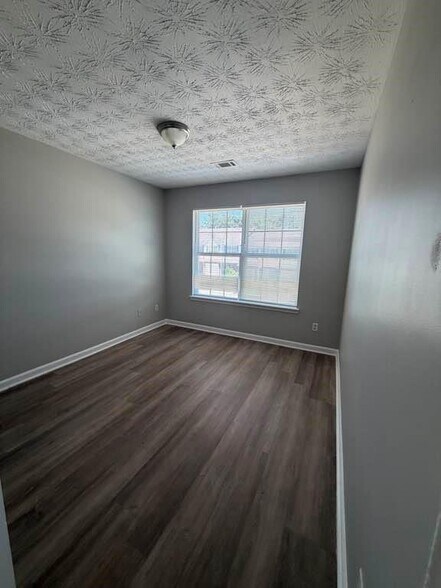 Secondary bedroom - 753 Georgetown Ct