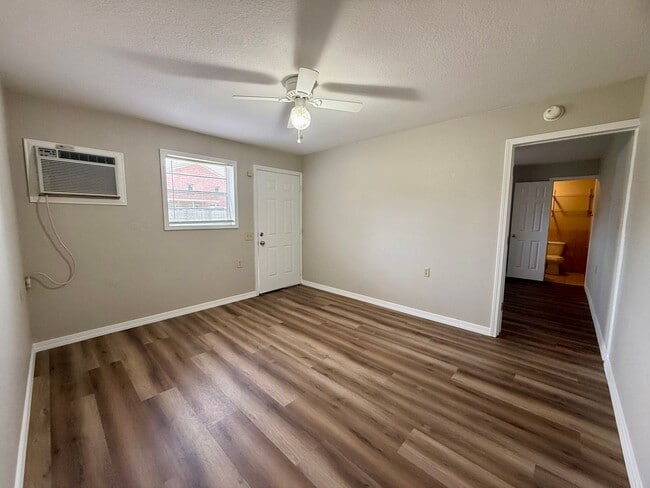 Building Photo - 204 N 16th Ave