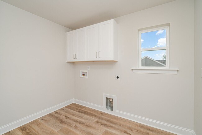 Building Photo - Beautiful 4BR 2.5BA Home w/ Full Appliance Kitchen • Garage Parking •