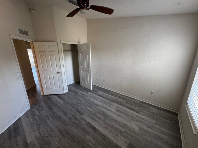 Building Photo - Beautiful 3BR/2.5BA Townhome with Water View in Fore Ranch