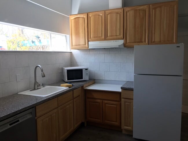 Kitchen - 542 Bonita Ave