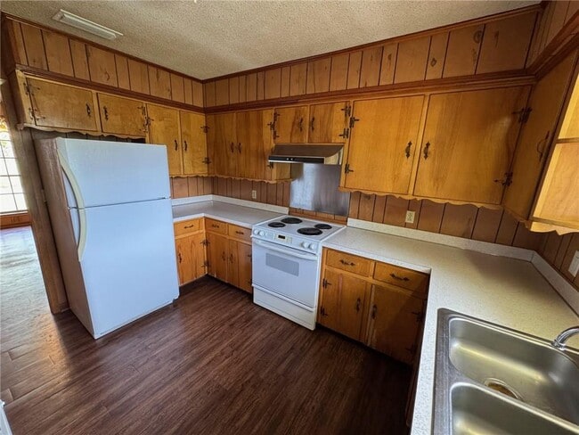 Building Photo - 24 Bethel Forest Dr S