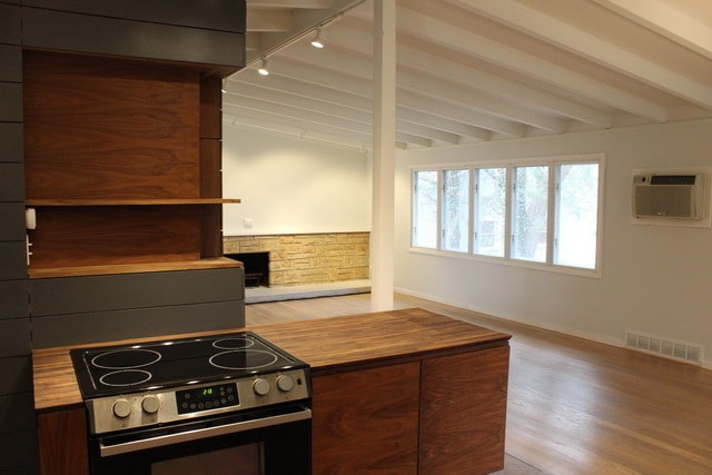 Building Photo - Updated 4 bed/2 bath Mid-Century Home - Pr...