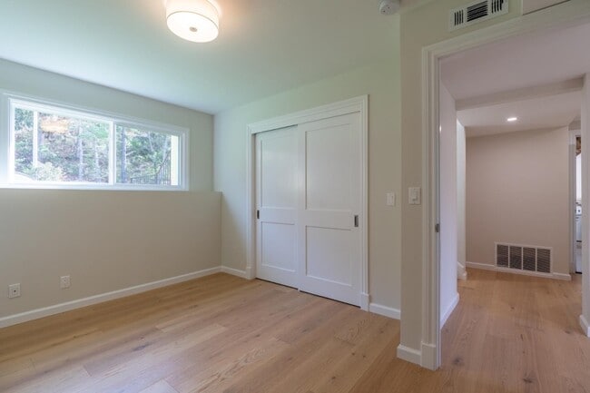 Building Photo - 29 Barton Pl
