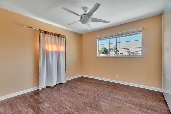 Building Photo - 43585 Montrose Ave