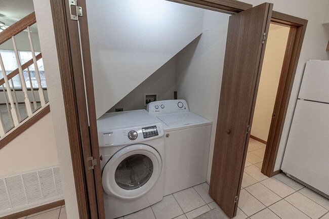 Building Photo - 5000 Derby Ridge Dr