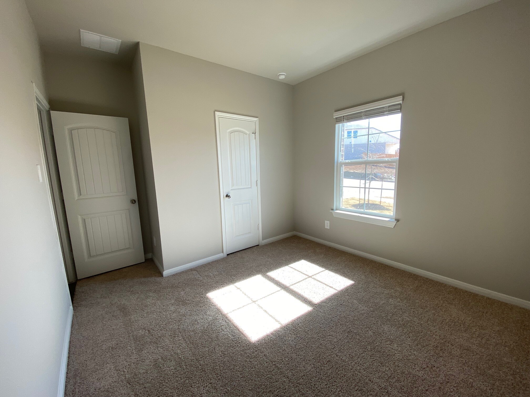 Building Photo - 154 Solitude Dr