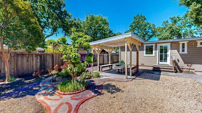 Building Photo - Beautiful 2 Bedroom 2 Bathroom Single Fami...