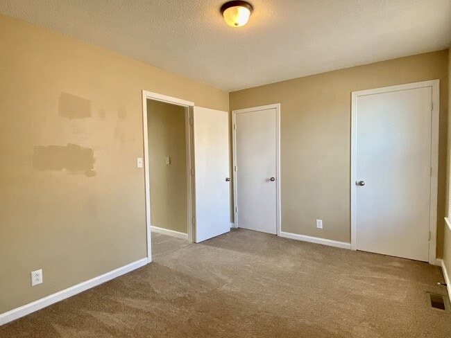 Building Photo - Walk to APSU!! 2 Bed/1.5 Bath! No carpet on main level!