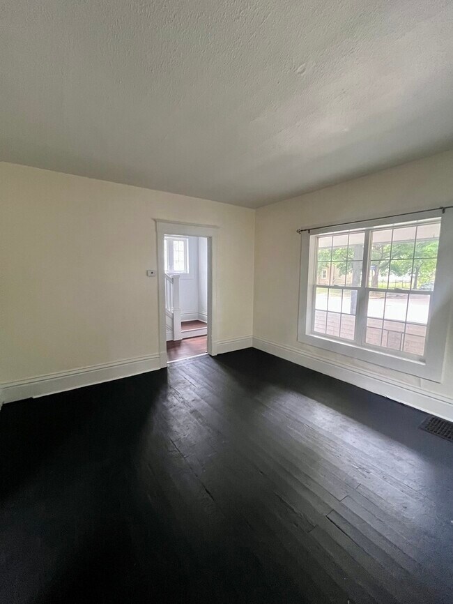 Building Photo - Newly Renovated Single Family Home!