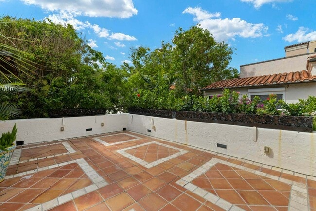 Building Photo - 250 Worth Ave