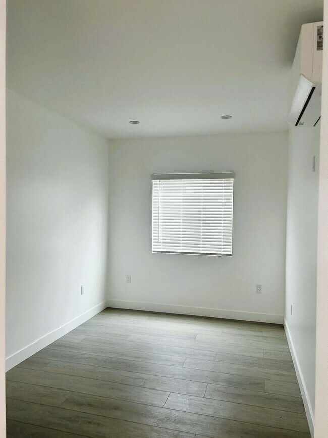 Building Photo - Eldora, 10313-10321 1/2