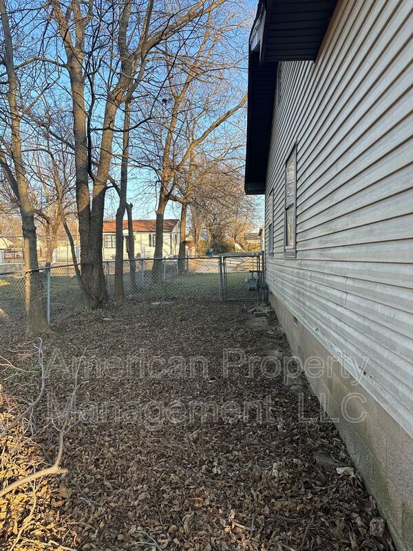 Building Photo - 1928 N Columbia Pl