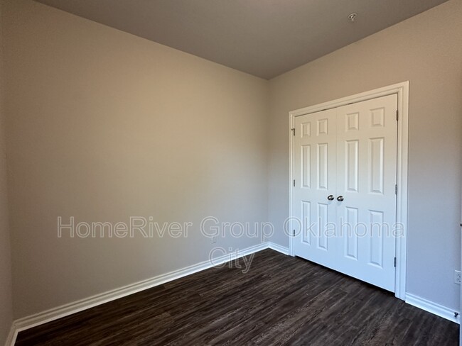 Building Photo - 922 SW 92nd St