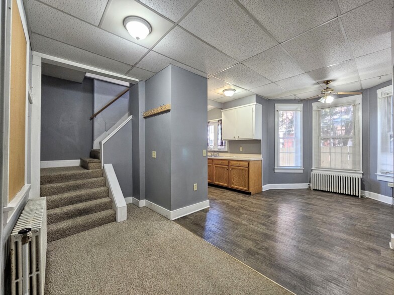 Building Photo - 1358 W Main St