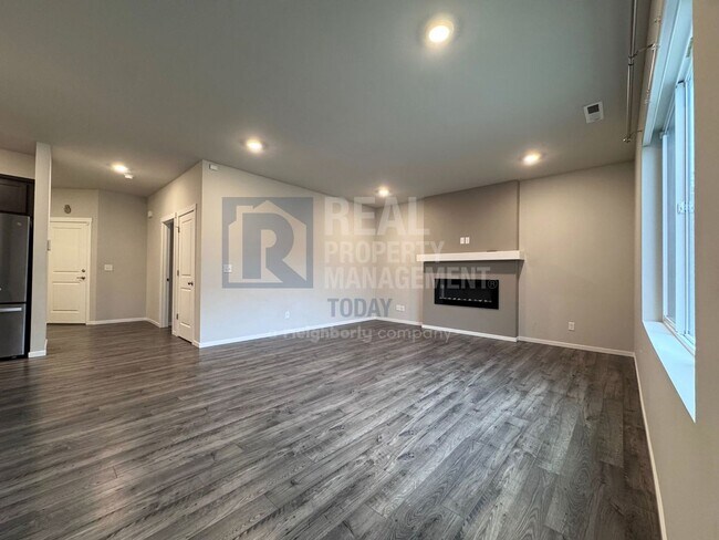 Building Photo - Spacious Modern 5-Bedroom Home with 3-Car ...