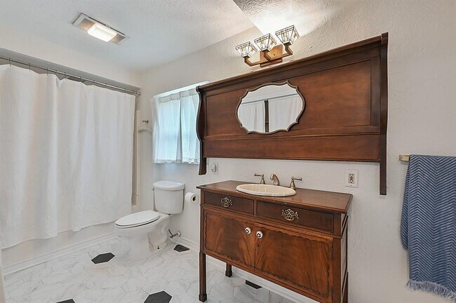 Building Photo - 809 S Coulter Dr