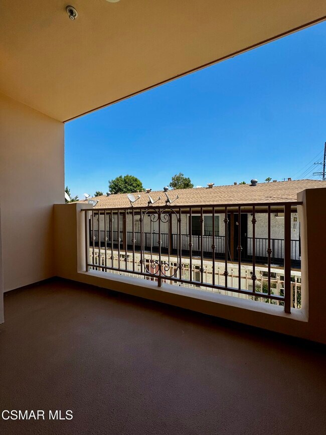 Building Photo - 13525 Vanowen St