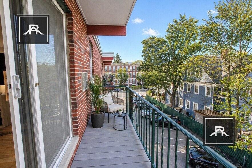 Building Photo - 802 Centre St