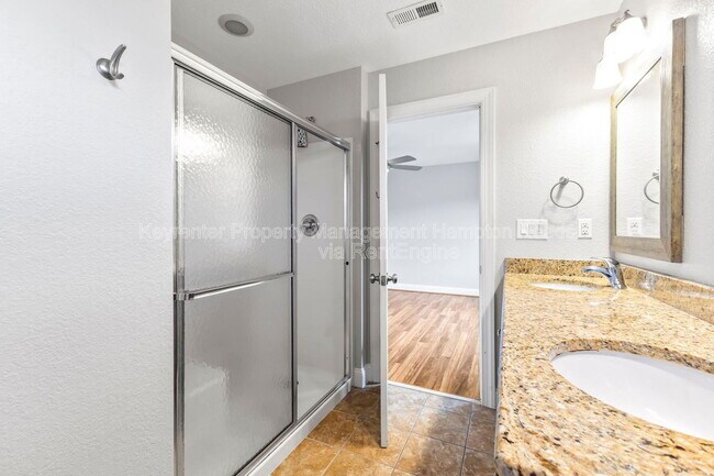 Building Photo - 611 Vero St