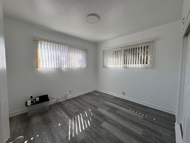 Building Photo - Charming 2bd 1ba