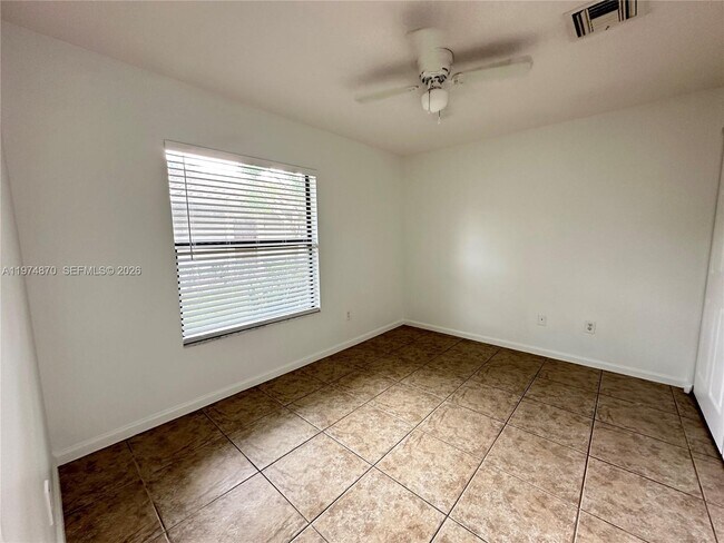 Building Photo - 1045 NE 10th Ave