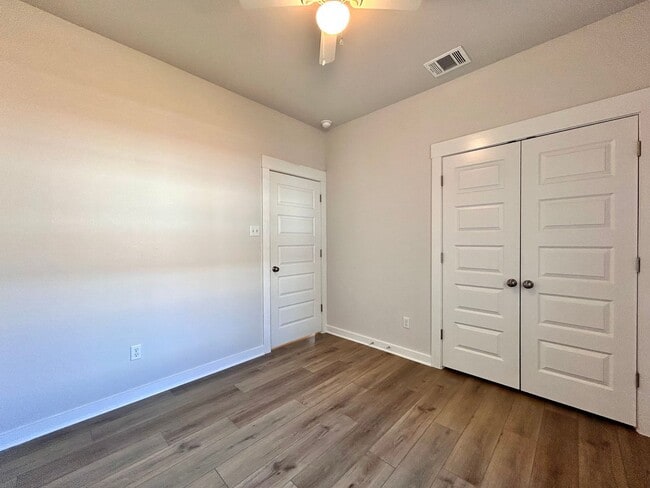 Building Photo - Spacious 3-Bed, 2-Bath Home with 2-Car Gar...