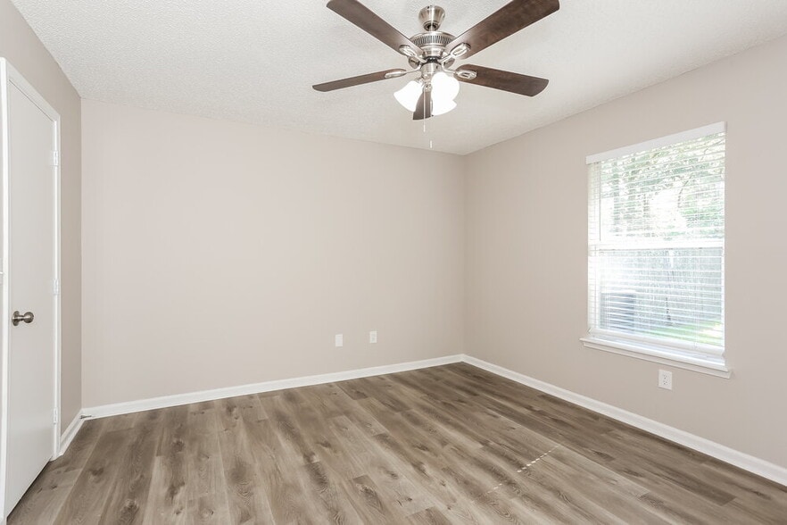 Building Photo - 3014 Caroline Crest Dr E