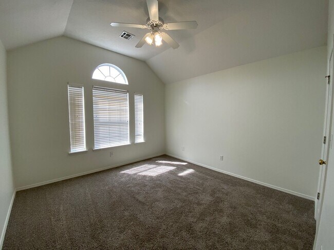 Building Photo - Great location with easy highway access.