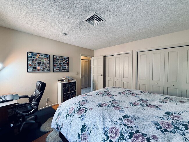 Building Photo - Available August 1st! Beautiful fully furnished single-story home located in the prestigious Span...