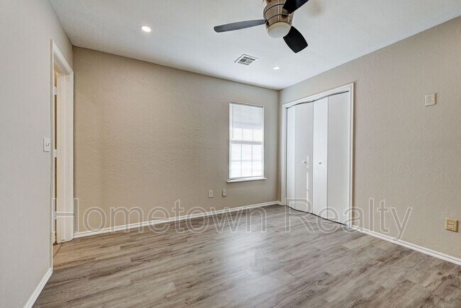 Building Photo - 1704 Tudor Dr