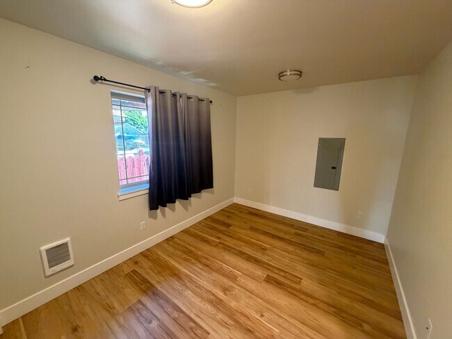 Building Photo - 3637 S Ainsworth Ave