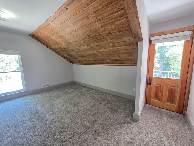 Building Photo - 920 2nd Ave S