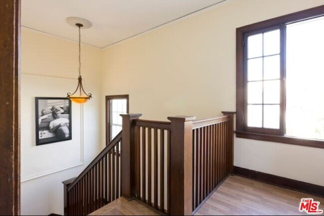 Building Photo - 611 Beachwood Dr