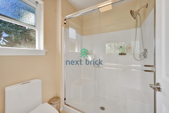 Building Photo - 4 BED & 3 BATH SINGLE FAMILY HOUSE FOR RENT