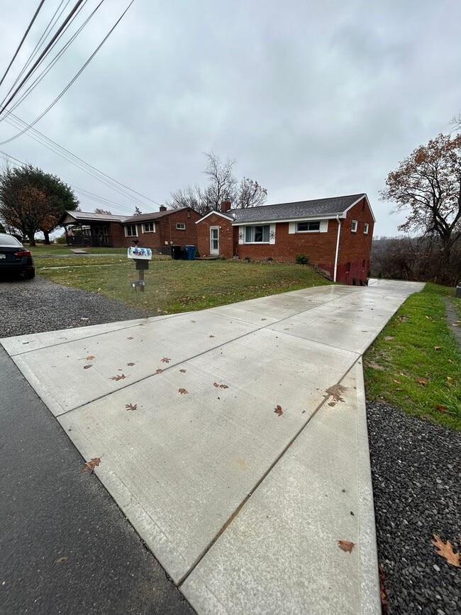 Building Photo - 506 Crescent Boulevard Extension