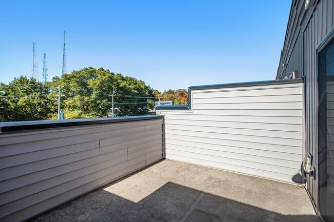 Building Photo - Spacious 4-level Home| 3 bedrooms + Garage parking!