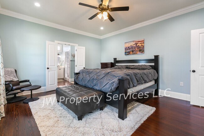 Building Photo - Stunning 3BR/3BA Home Near Downtown – Furnished or Unfurnished Options Available