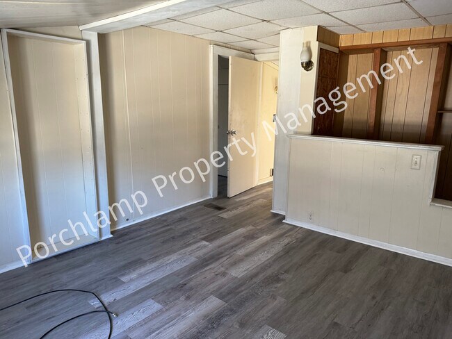 Building Photo - 749 Spencer St NE