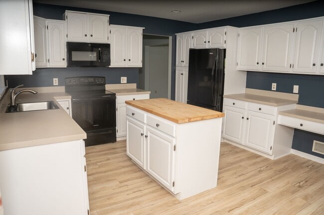 Building Photo - 922 Pinetree Way